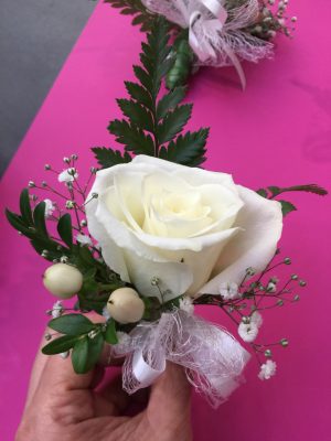 1 White Rose with Berry Botton-hole