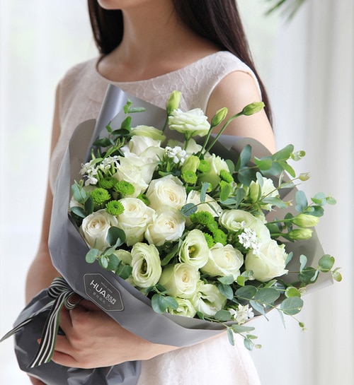 11 Stems White Rose & 5 Stems Green Lisianthus & 3 Stems White Chrysanthemum & 4 Stems White Dianthus with Leaves