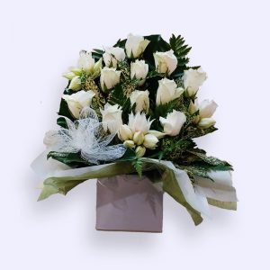 11枝鲜花（白色玫瑰及配花）