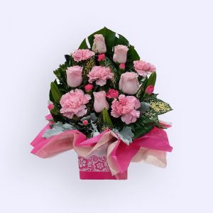 11枝鲜花（粉红色玫瑰、单头康乃馨和配花）