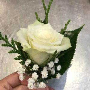 1朵白色玫瑰配叶子胸花