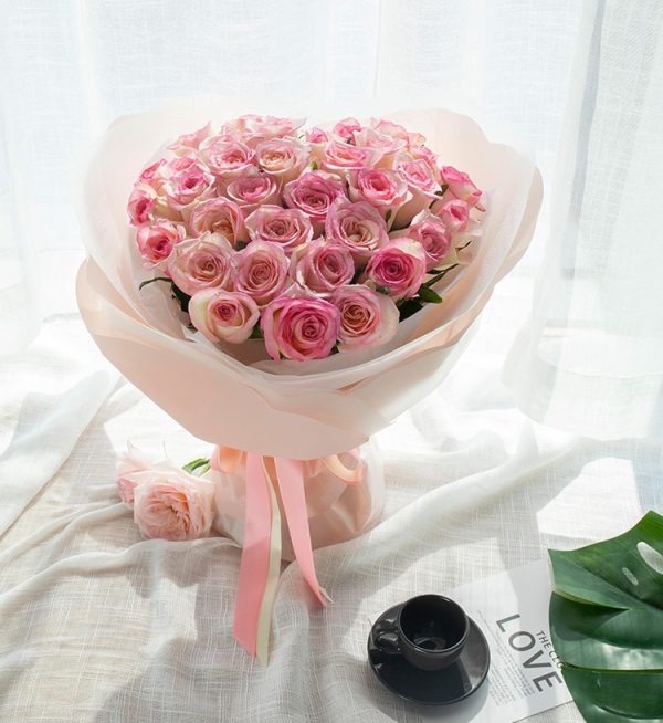33枝粉红色玫瑰/花与爱丽丝