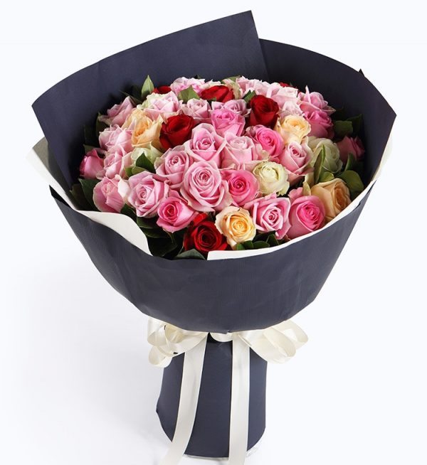 50枝鲜花 (32枝粉色玫瑰6枝白玫瑰6枝香槟玫瑰6枝红玫瑰配叶子)/浪漫絮语