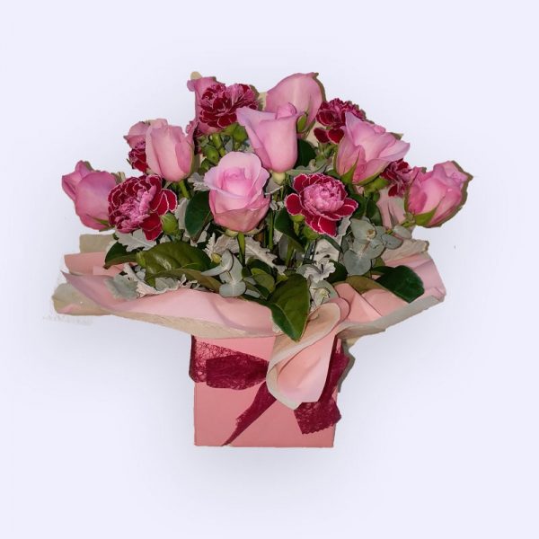 9枝粉红色玫瑰和8枝粉红色单头康乃馨及配花