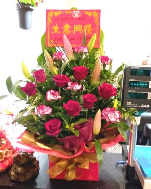 超过18枝花 (红色玫瑰及配花2) 开业花盒