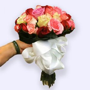 超过35枝混色玫瑰的婚礼手捧花